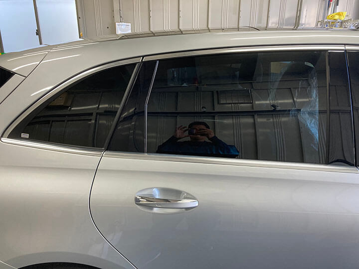 令和6年ベンツBクラスのカーフィルム施工後の右後ろドアガラス
